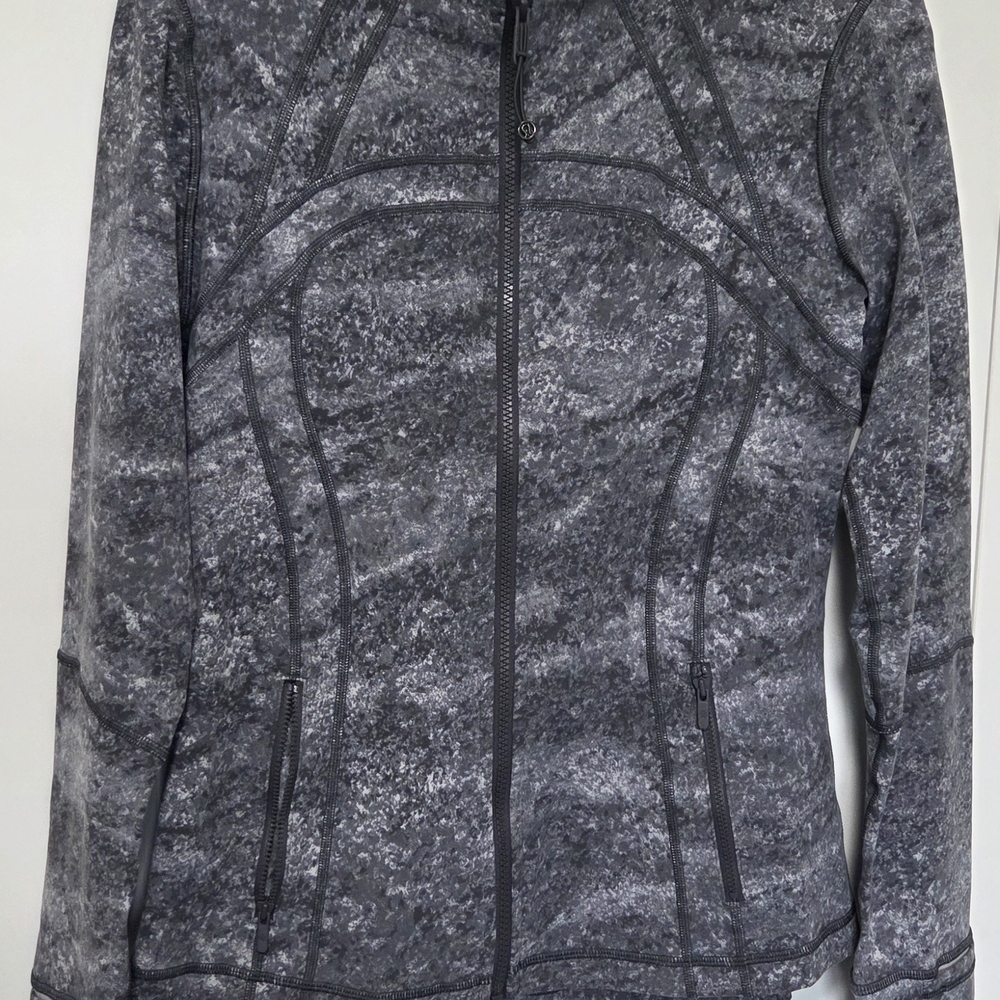 Lululemon Athletica Women's Black and Gray Sweater